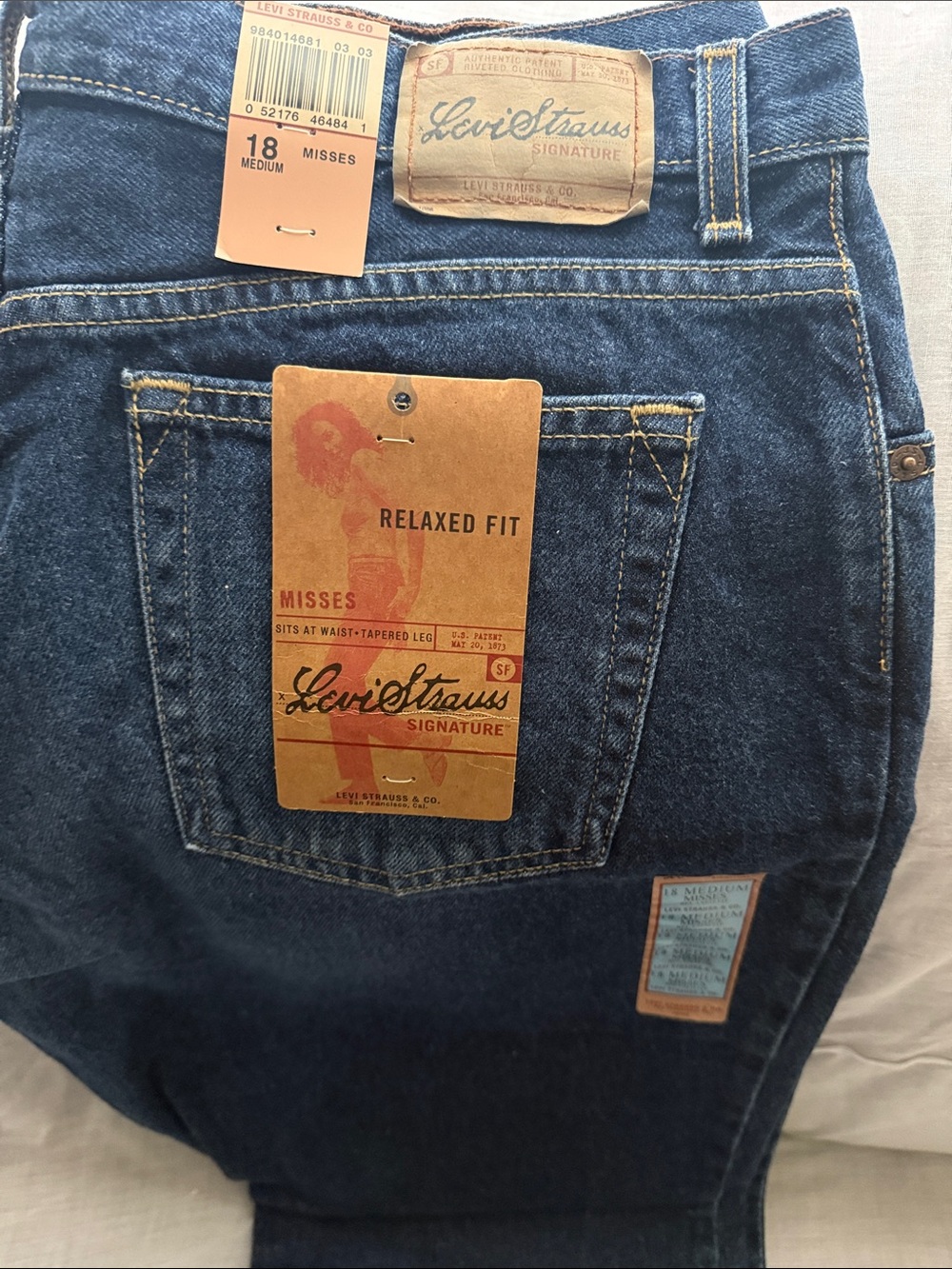 Levi's Relaxed Fit misses Jeans - Dark Blue Denim. Size 18 medium